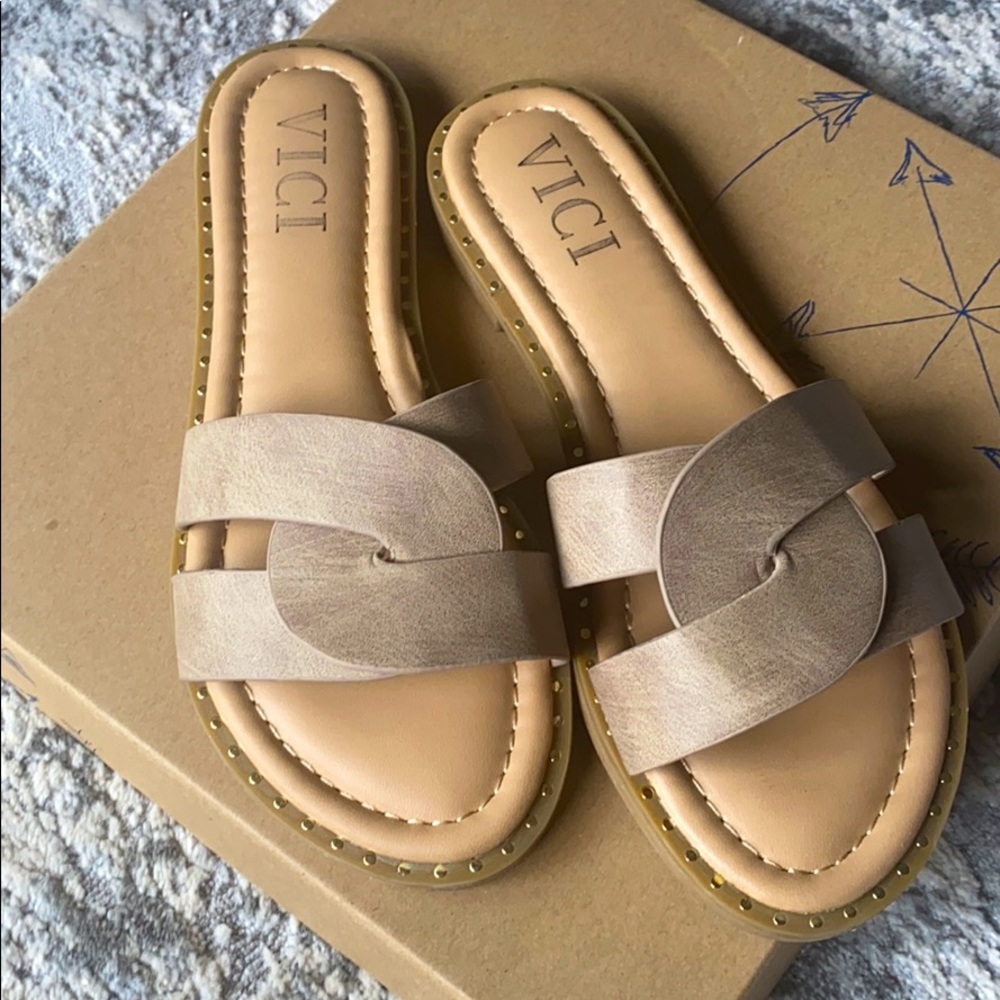 Tawny sand sandals